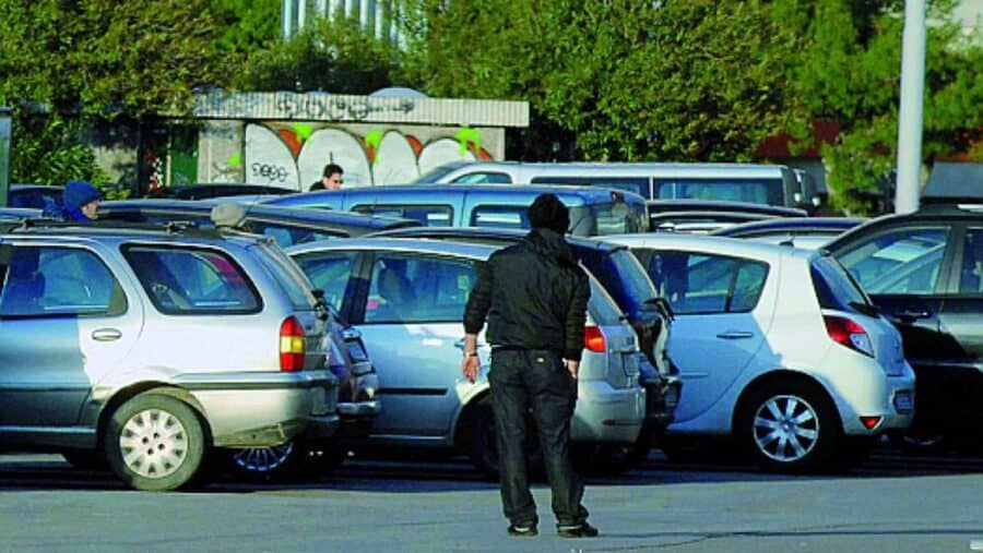 Parcheggi a Napoli: autorimesse occupano suolo pubblico