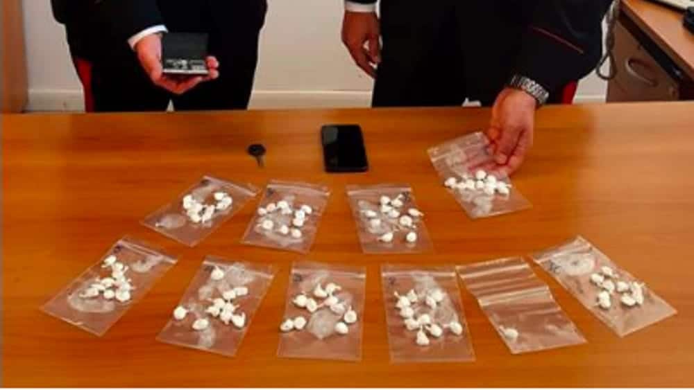 Marcianise, fermato in auto con 10 dosi di cocaina