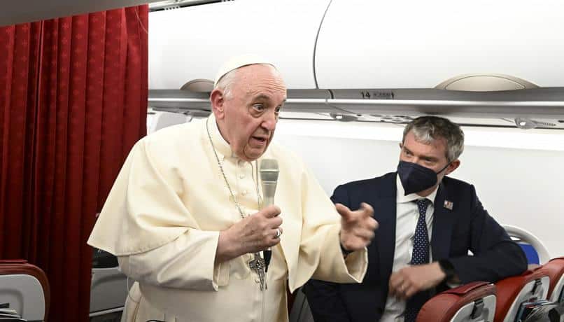Papa Francesco apre a gay e trans su battesimo e nozze