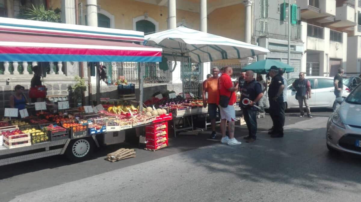 Pasquetta: la polizia ferma un ambulante non in regola. 5000 euro di multa