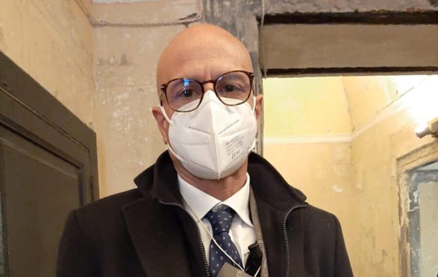 INTERVISTA. Casco e mantello nel Teatro Antico di Ercolano: Informare con il Direttore Sirano