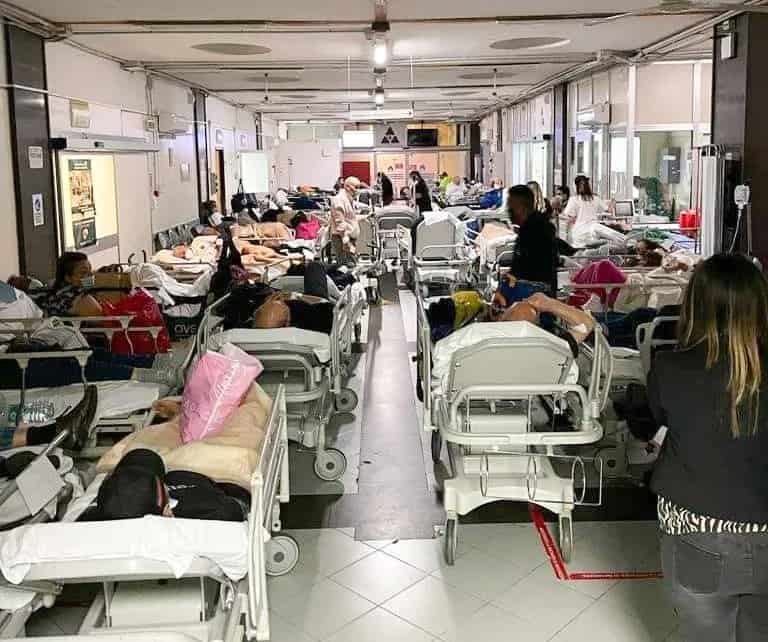 Emergenza barelle all'ospedale Cardarelli: ecco cosa sta succedendo