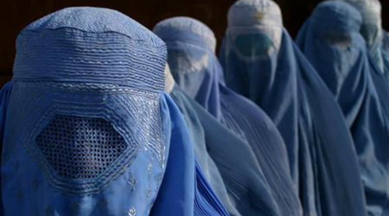 Afghanistan, le donne devono indossare il burqa in pubblico