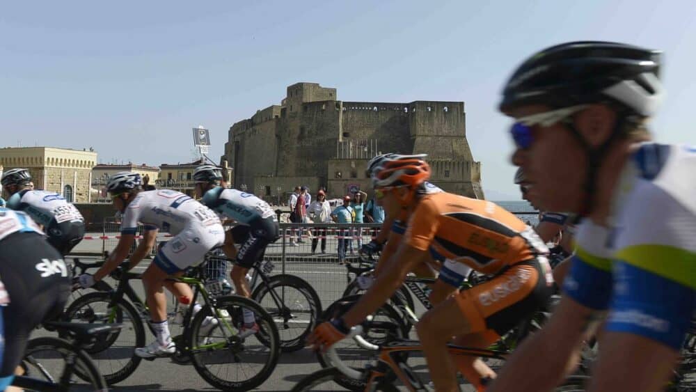 Grande entusiasmo a Napoli da parte cittadini per il Giro d'Italia