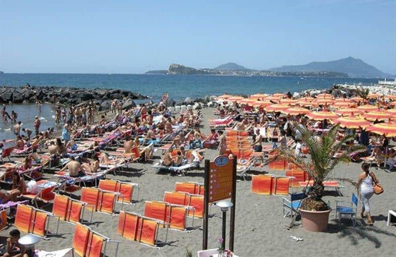 Bacoli: bagnanti perquisiti nei lidi, la risposta del sindaco Della Ragione