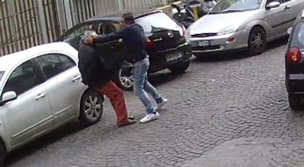 Napoli, 28enne aggredito dai parcheggiatori abusivi