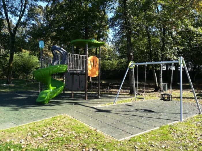 Parco giochi comunale: niente risarcimento se il bambino cade al suo interno