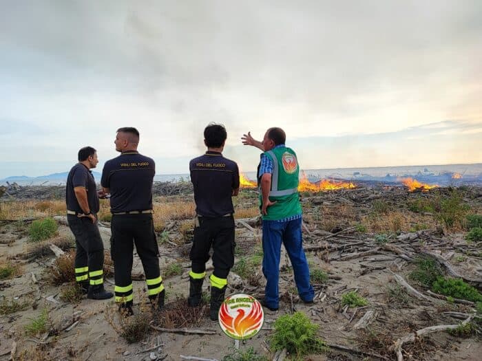 Castel Volturno, incendio nell'Oasi dei Variconi: 8 chilometri di vegetazione bruciati