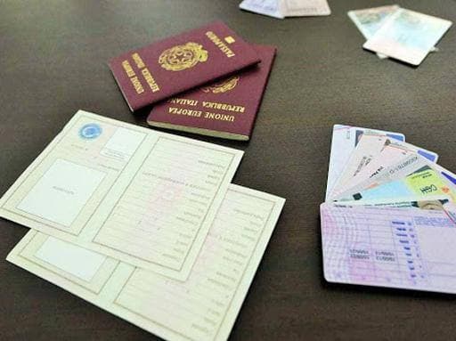 Napoli, centrale dei documenti falsi: 4 arresti