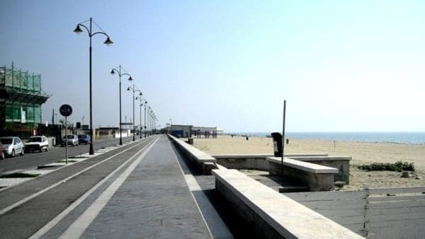Mondragone, torna la ztl sul lungomare: stop alle auto per 2 mesi