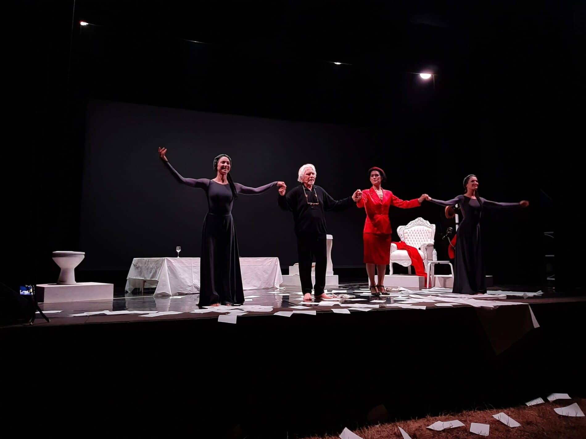 informareonline-prima-della-notte-dopo-due-anni-di-assenza-il-grande-ritorno-di-tato-russo-a-teatro