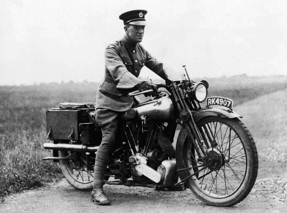 La figlia del vento Brough Superior SS100: la critica d'arte del Prof. Nicolucci