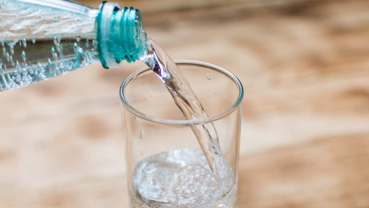 Allarme acqua frizzante: Sant'Anna blocca la produzione