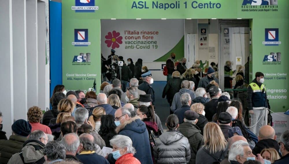 Covid, quarta dose: Asl Napoli pronte a riaprire hub