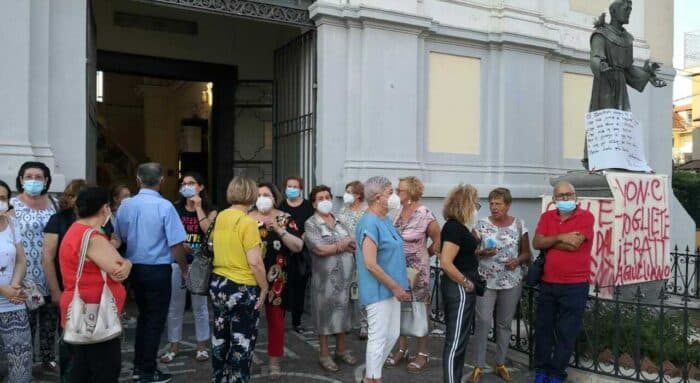 Giugliano in Campania: flash mob contro la chiusura del convento dei Monaci