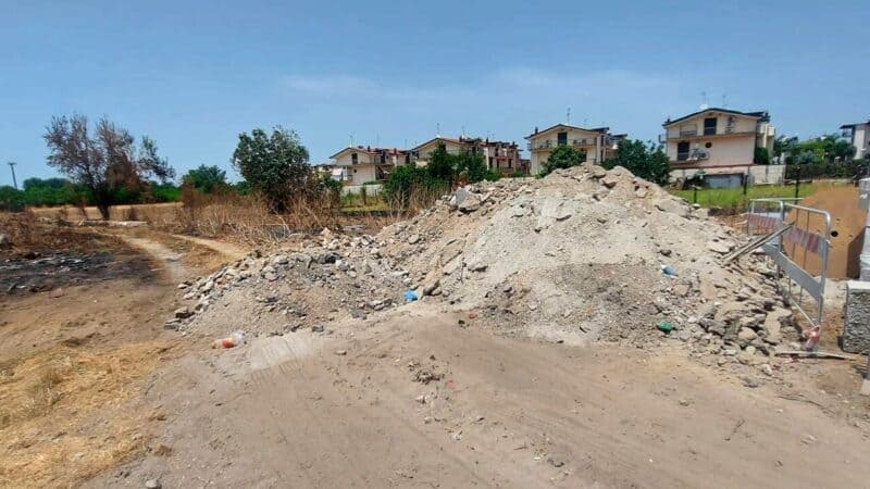 Succivo, incivili abbandonano materiale edile nel vecchio campo sportivo