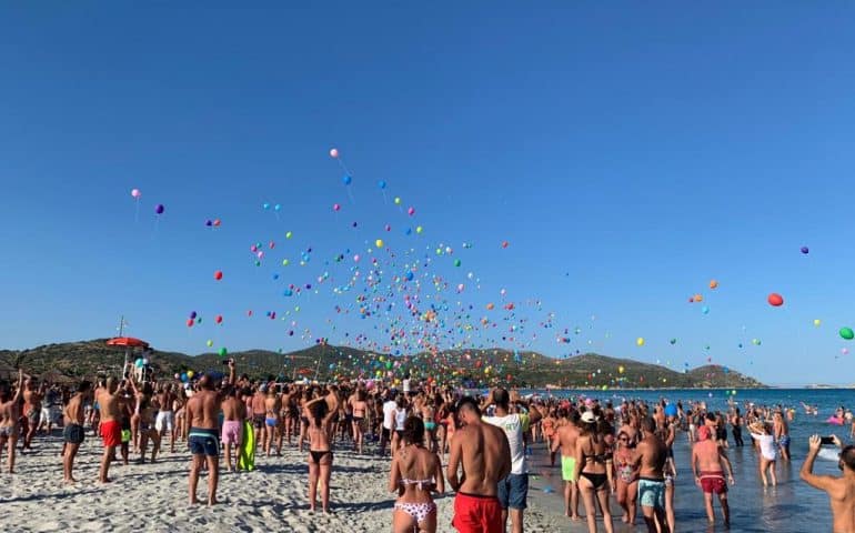 Cellole, vietati palloncini in spiaggia: "Inquinano il mare"