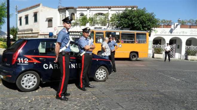 Capri, invasione di turisti: multe e stupefacenti