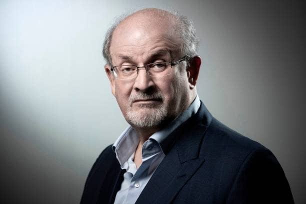 Migliorano le condizioni di Salman Rushdie, lo scrittore accoltellato a New York