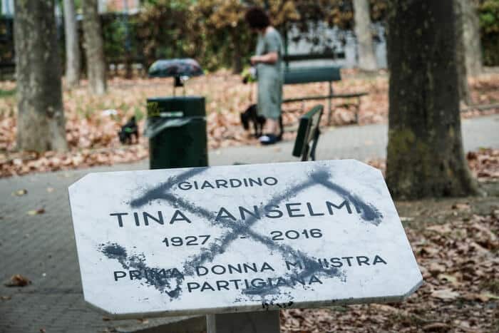 Una svastica sulla lapide di Tina Anselmi, partigiana a Torino