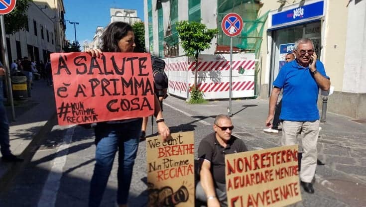 Giugliano, De Luca inaugura l'impianto per le ecoballe tra le proteste dei cittadini