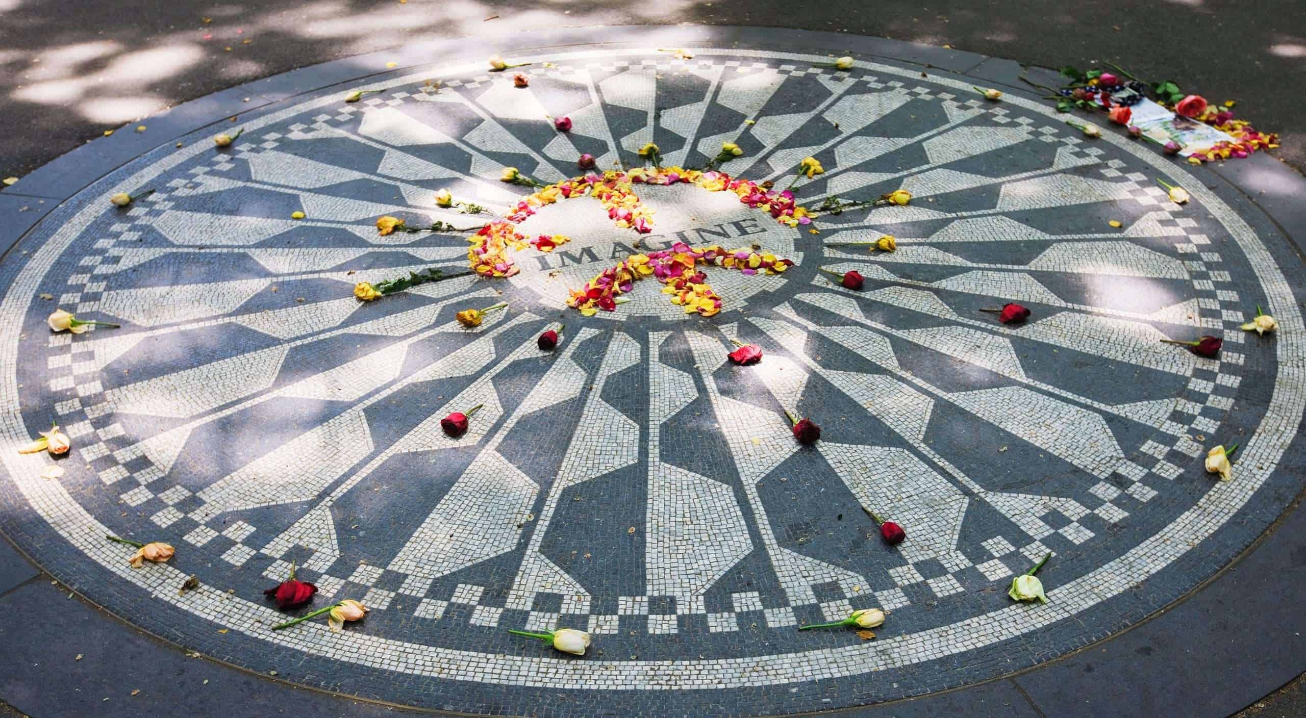 Il mosaico con testa di medusa torna in allestimento al MANN, e al museo si ricorda John Lennon