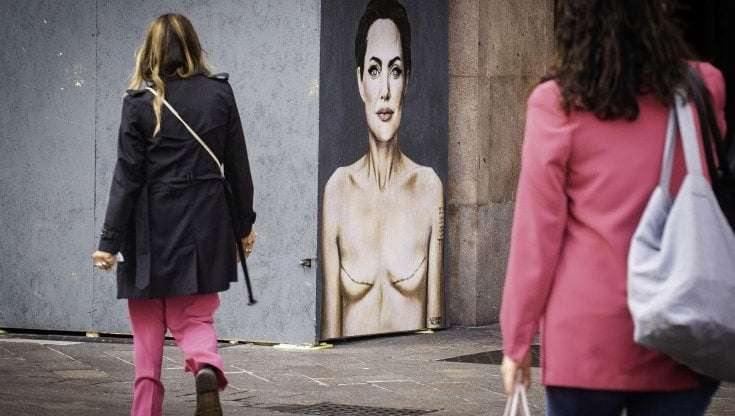 Love Yourself: l'inno alla mastectomia dello street-artist Alessandro Palombo