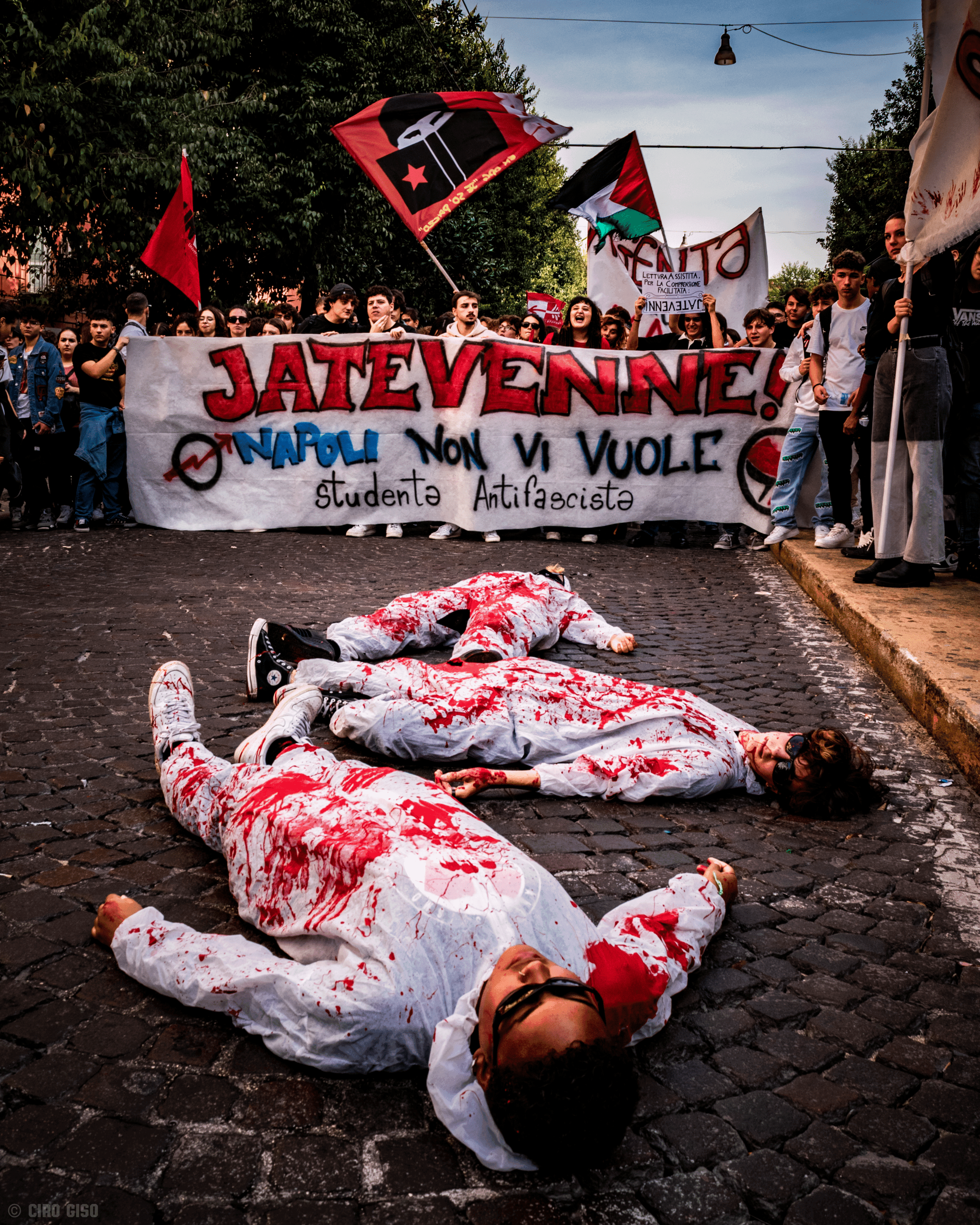 Napoli, studenti in piazza: "Fascisti, Napoli non vi vuole"