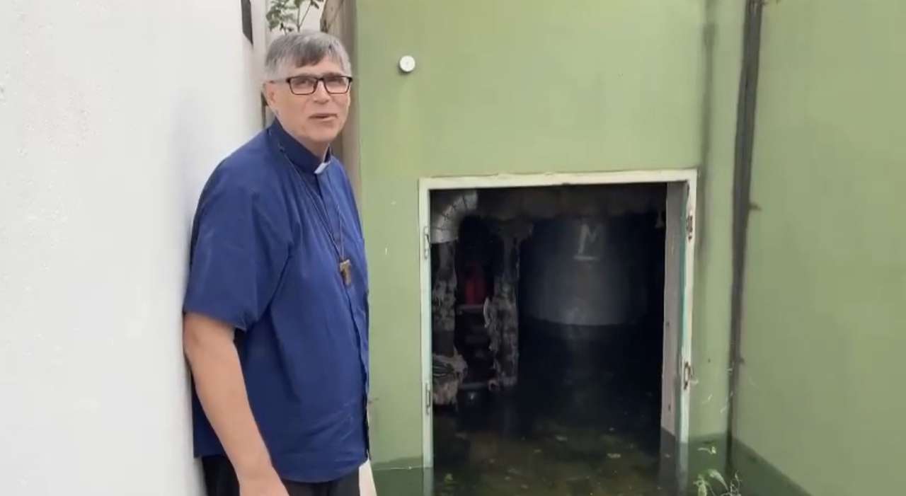 Caivano, Don Patriciello: "Sprechi d'acqua e spazzatura nell'ex centro sportivo"