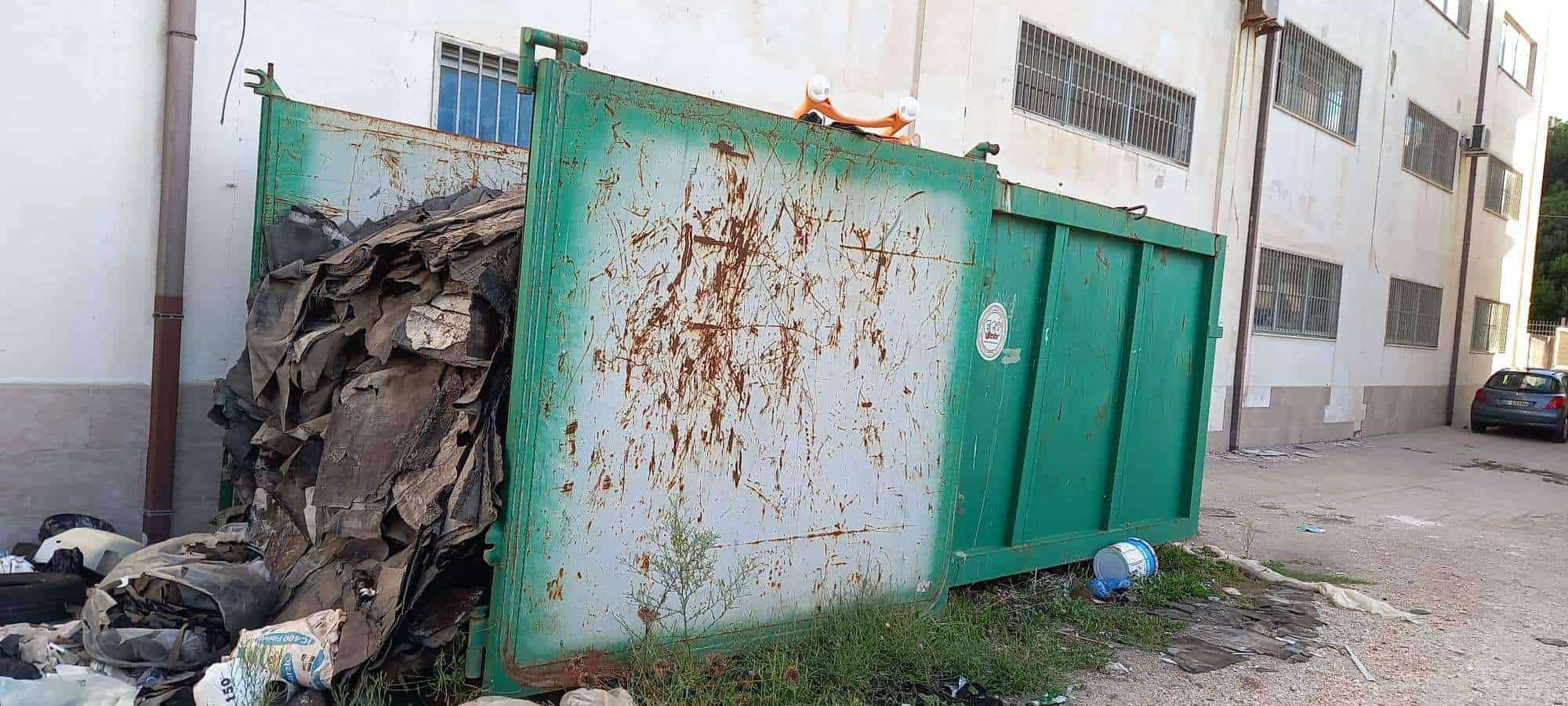 Castel Volturno, centinaia di rifiuti pericolosi nei pressi della scuola elementare