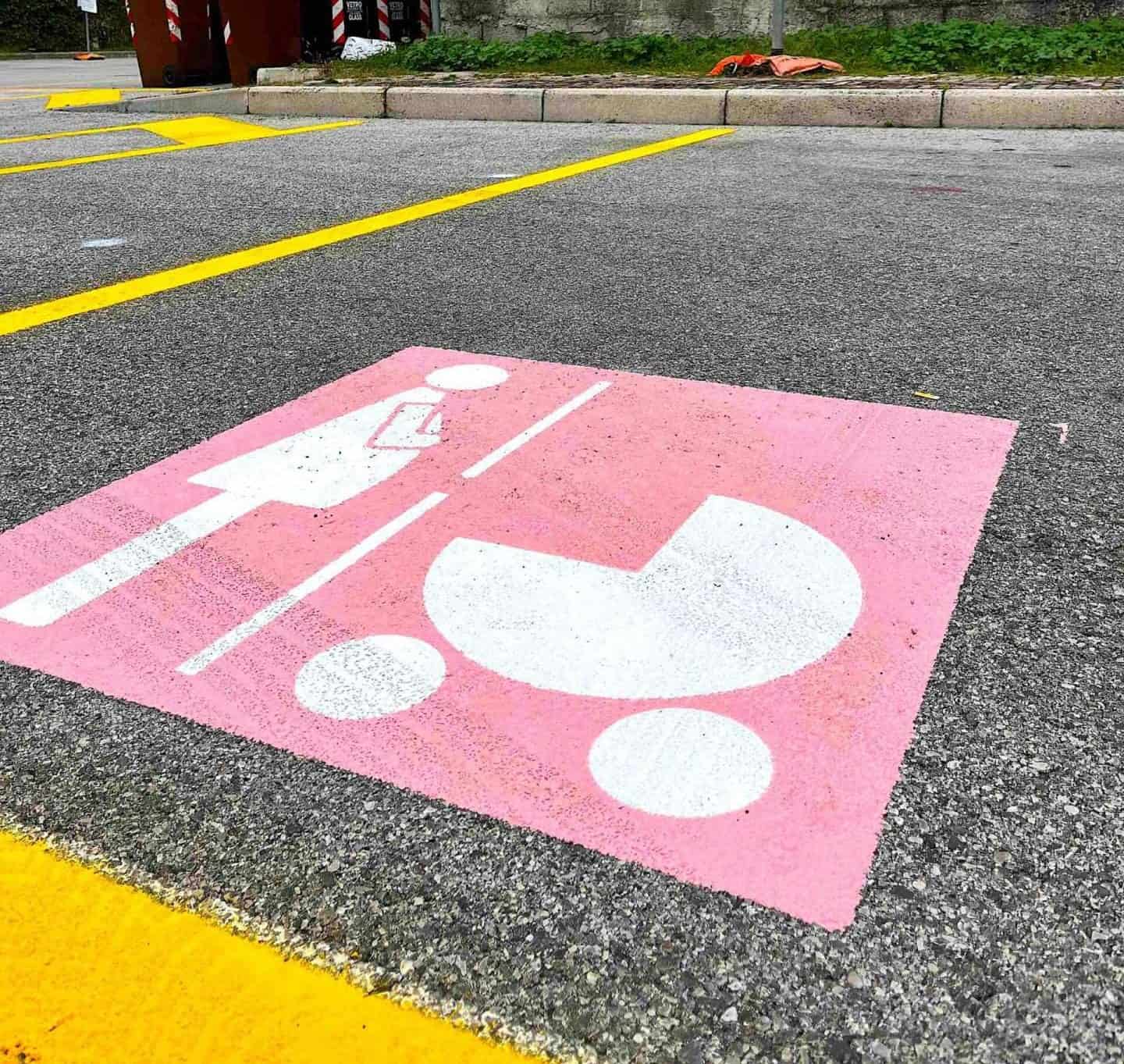 Stalli rosa: tutela per future mamme e neo genitori