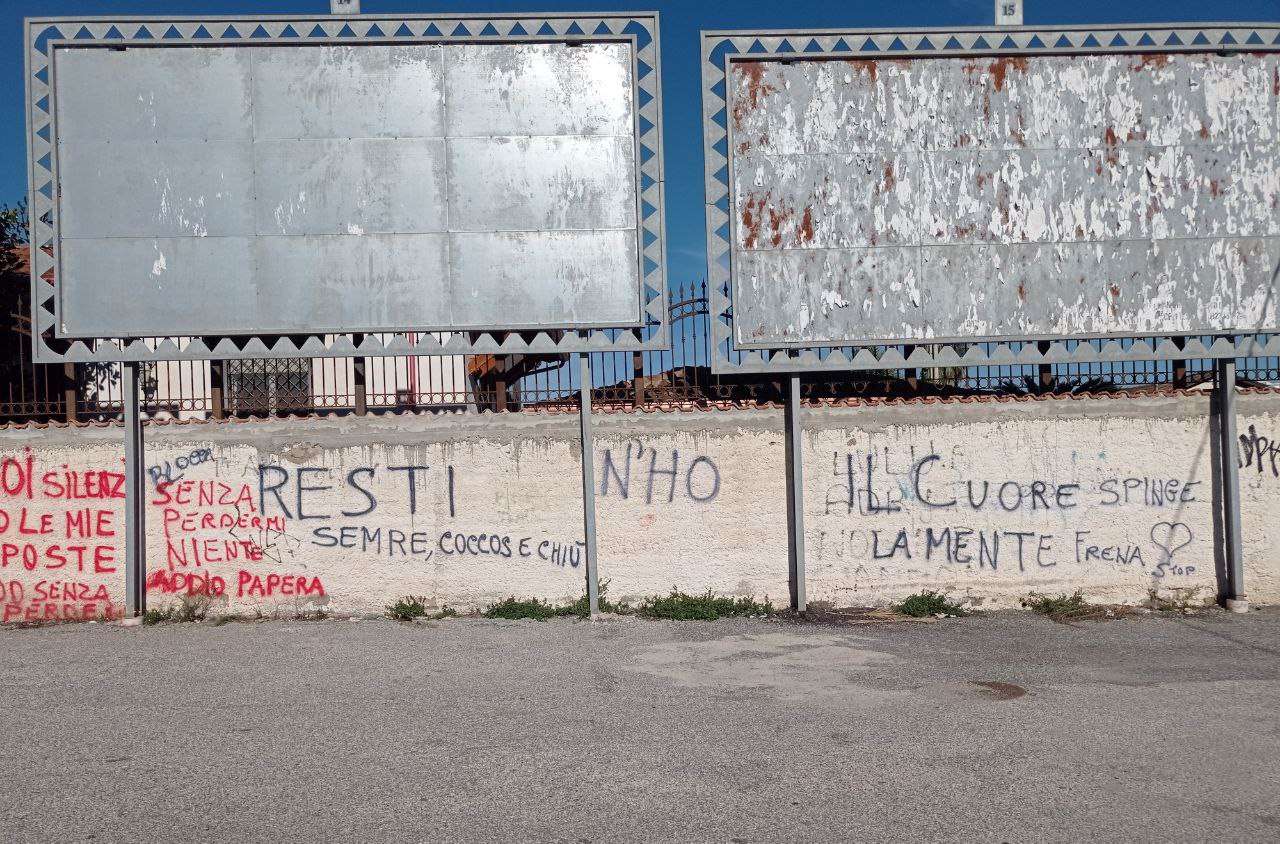 Castel Volturno, il volto di una città presa a schiaffi: mura imbrattate dai vandali