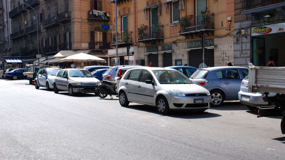 Sosta in doppia fila: illecito amministrativo o reato?