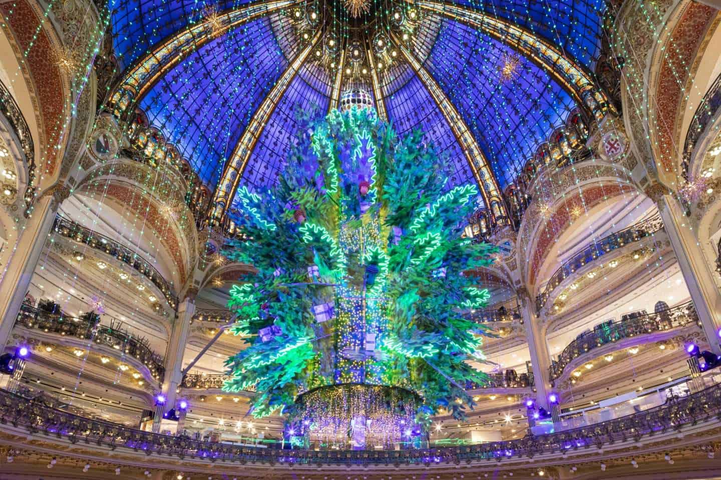 Pensi che il tuo albero di Natale sia bello? Non hai visto questi