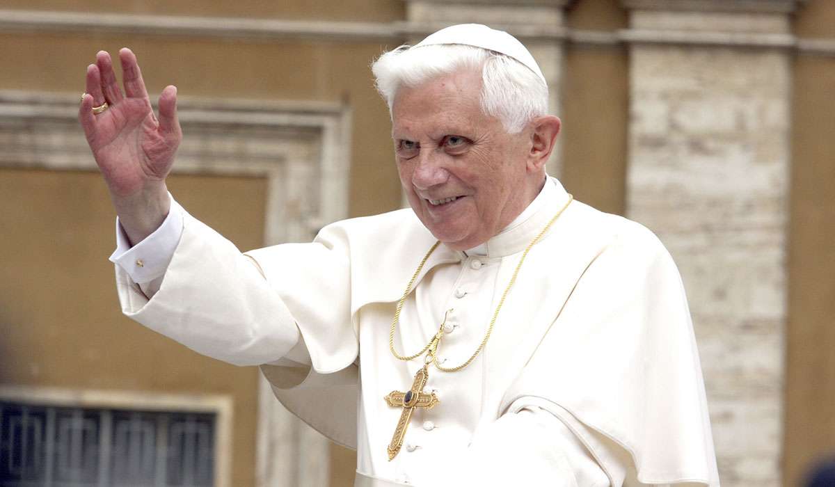 Morto a 95 anni Benedetto XVI, finisce l'era dei due papi