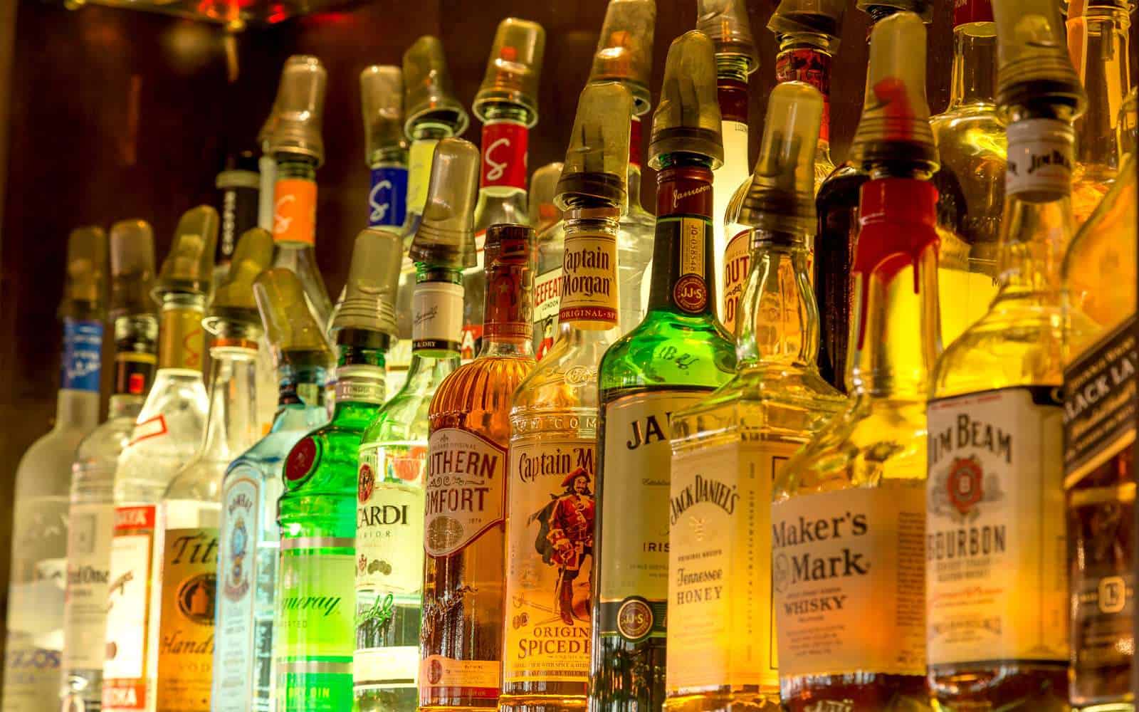 Vietato vendere alcol dopo la mezzanotte: la stretta sulla città di Napoli