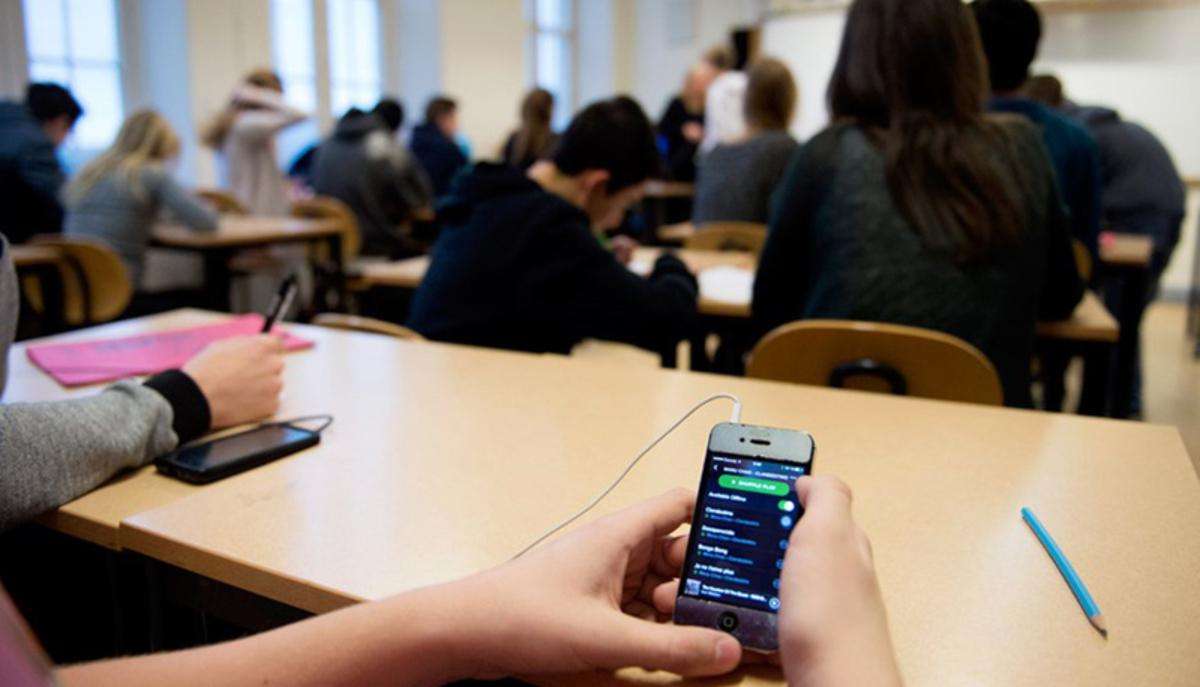 I cellulari in classe non sono una "droga", e i professori propongono il dialogo
