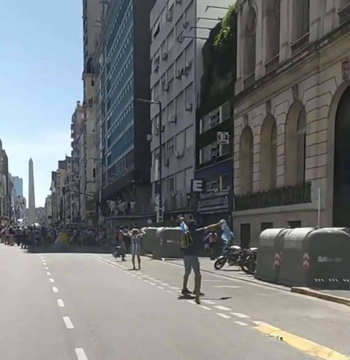 Buenos Aires in delirio per l'ultimo rigore di Montiel: il video del giornalista sulla bici