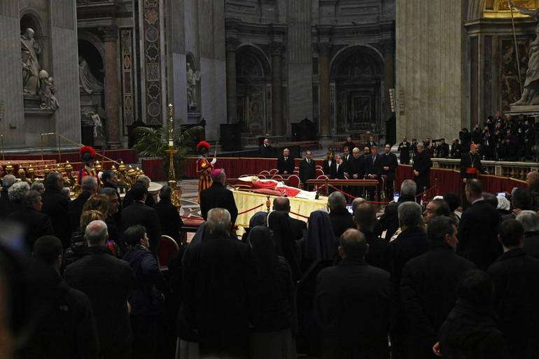 L'ultimo saluto a Benedetto XVI, oggi i funerali