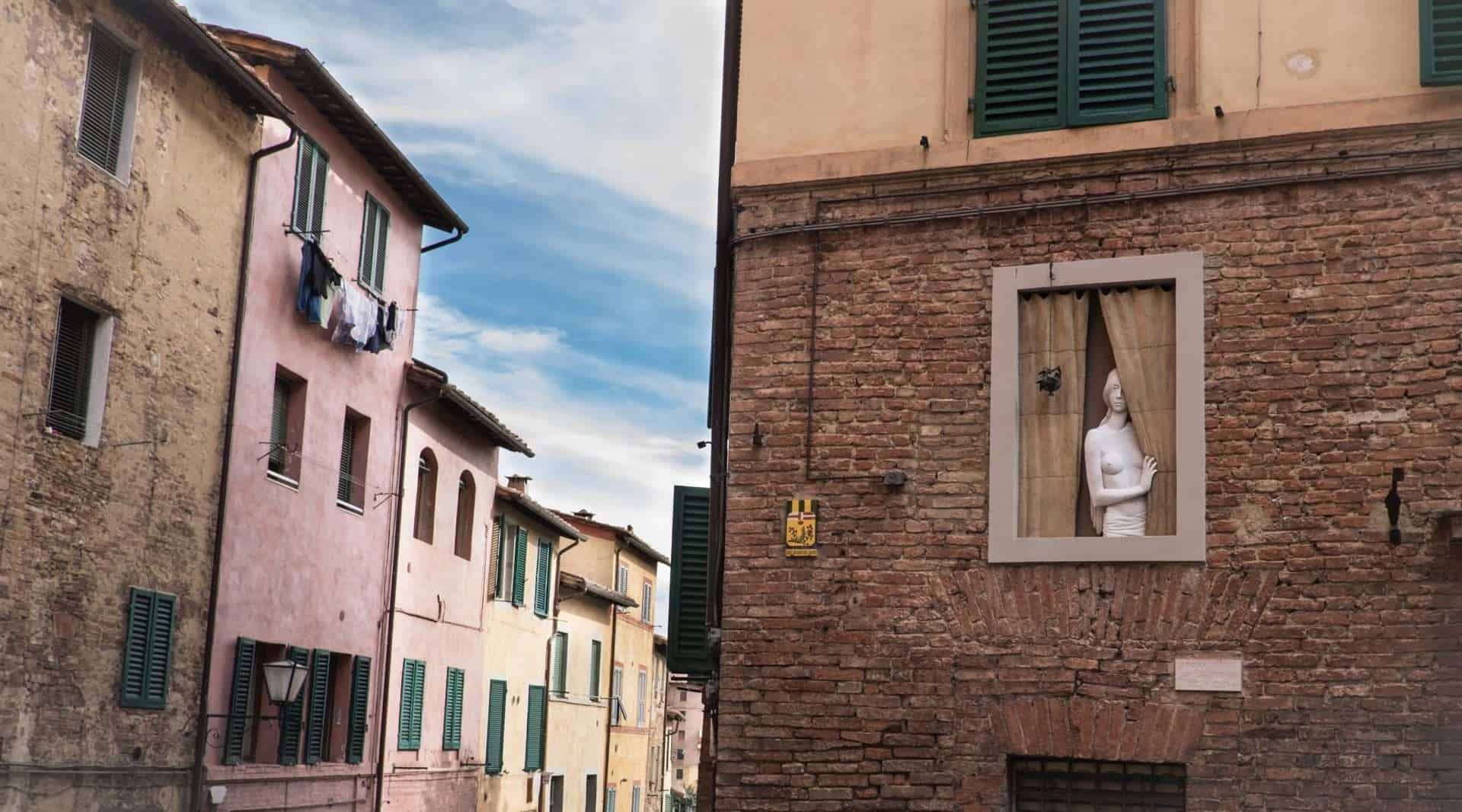 In Italia ci sono oltre 10 milioni di case vuote e migliaia di persone che vivono per strada
