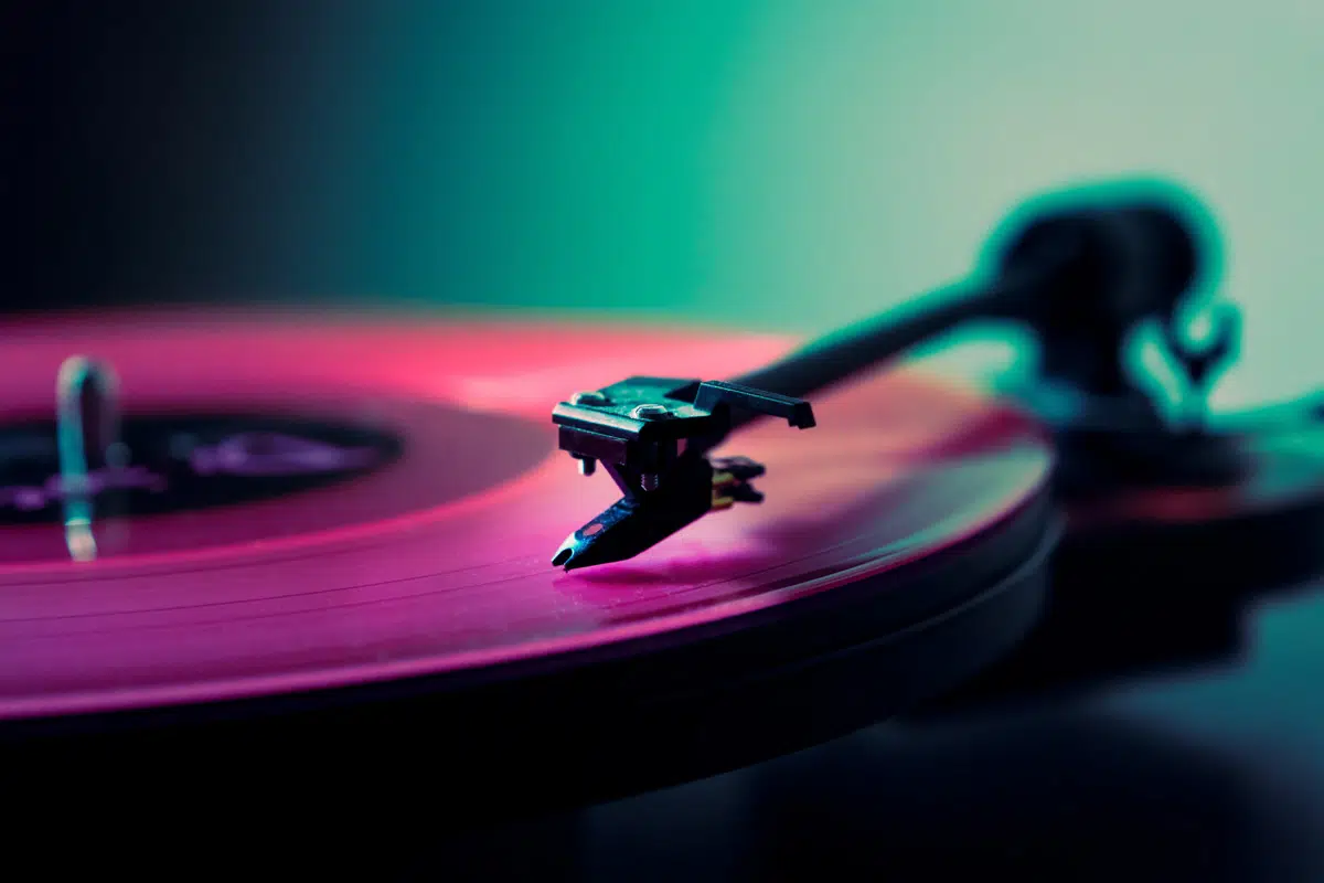 Nel 2022 venduti più vinili che CD: è la prima volta dagli anni '80