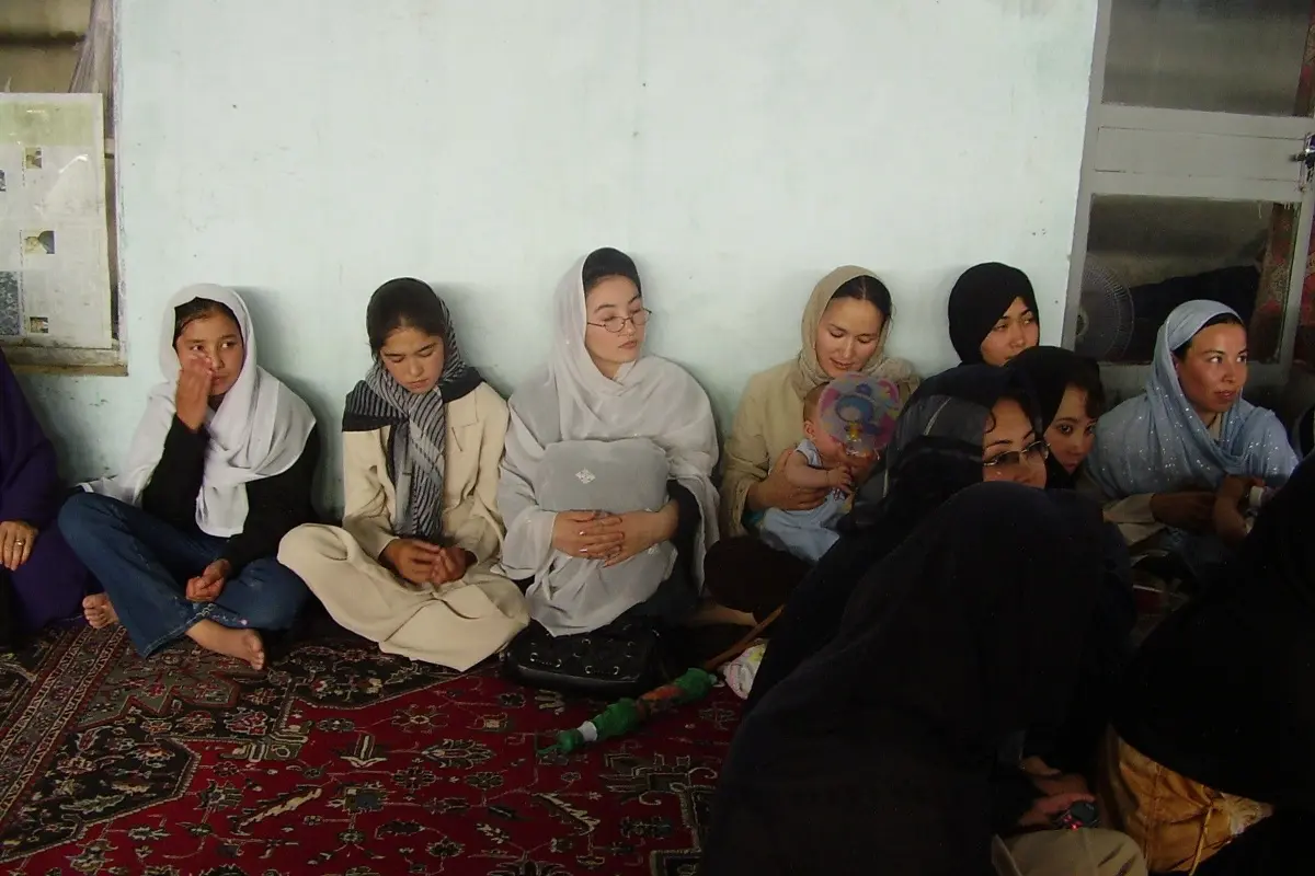 Afghanistan: vietati alle donne i ristoranti all’aperto