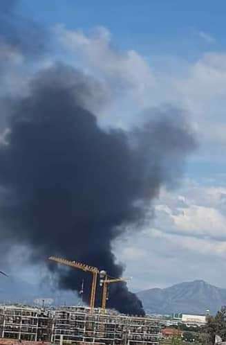 Incendio e nube nera a Teverola: distrutti 350 pannelli fotovoltaici