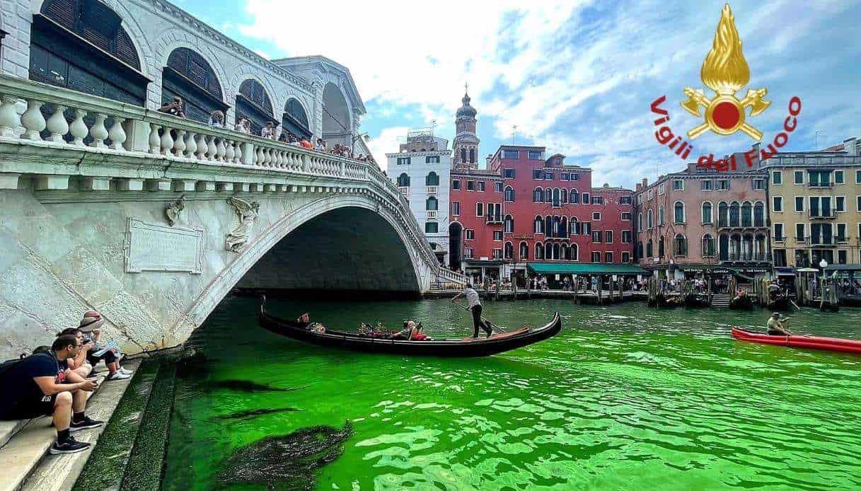 Venezia: il Canal Grande si colora di verde