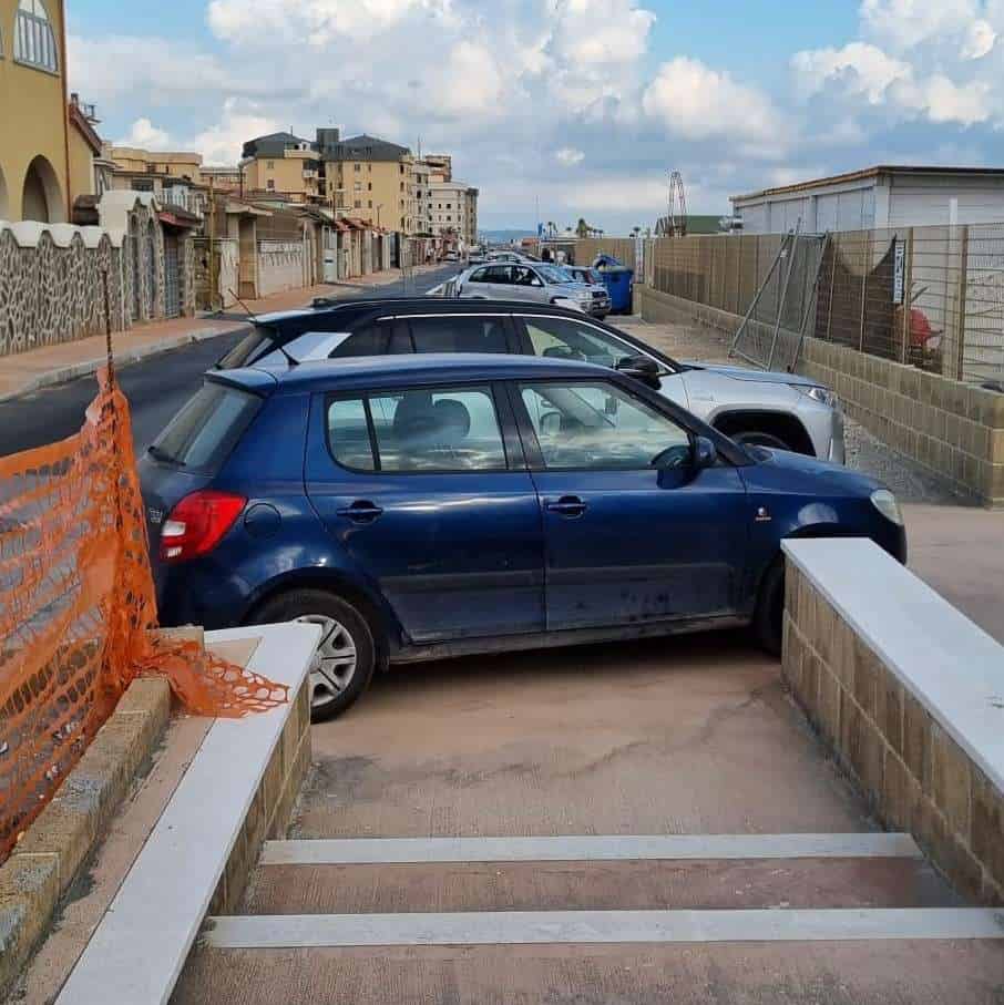 Via del Mare, il parcheggio selvaggio fa infuriare i cittadini