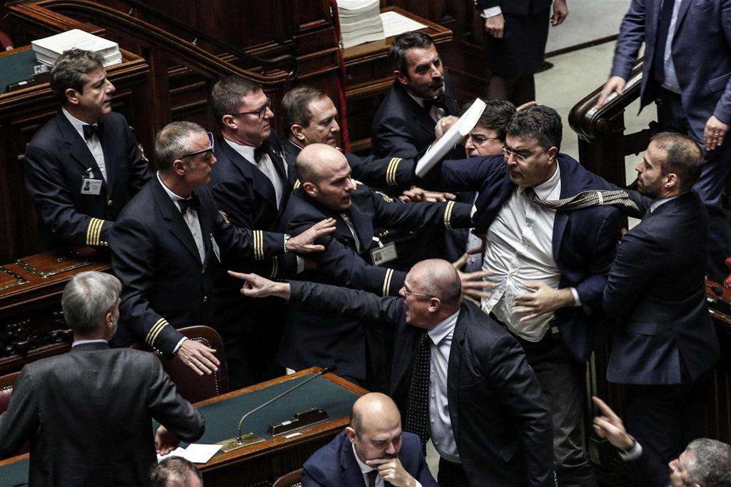 Hooligans in Parlamento, la politica italiana al pari del tifo