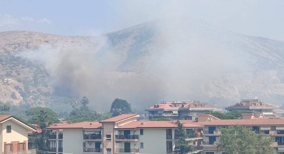 Incendi in collina, allarme zona Centurano a Caserta