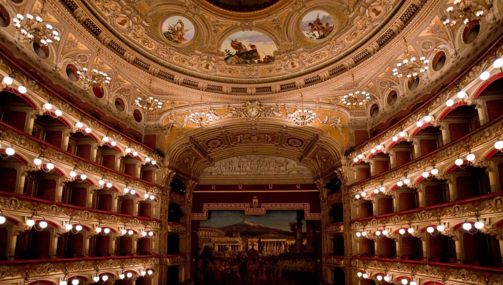 La grande Napoli apre al teatro anche quest’anno