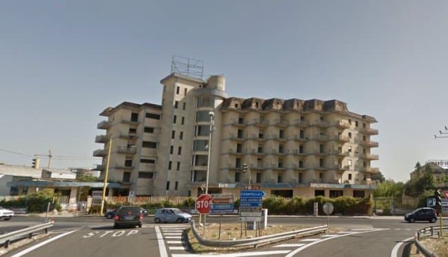Houston Hotel di Caserta: al via la demolizione dello storico ecomostro