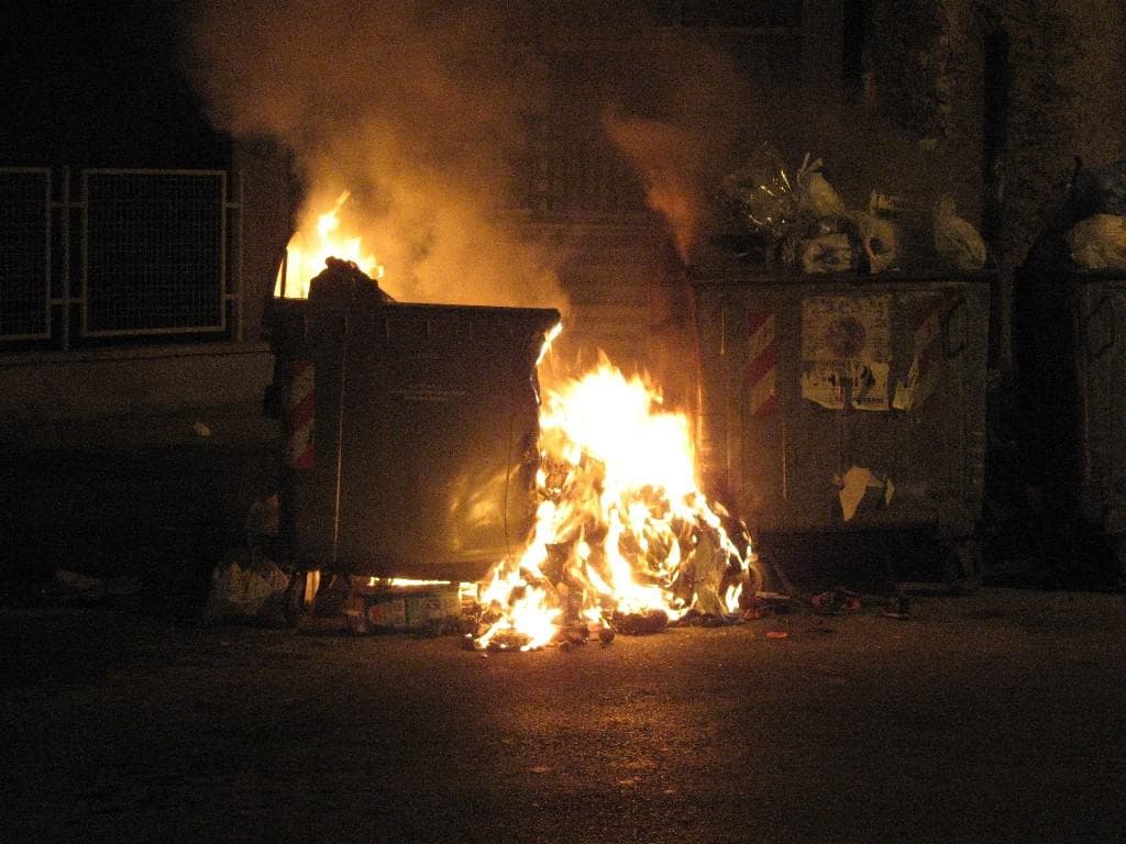 Chi appicca fuoco ai rifiuti va punito gravemente